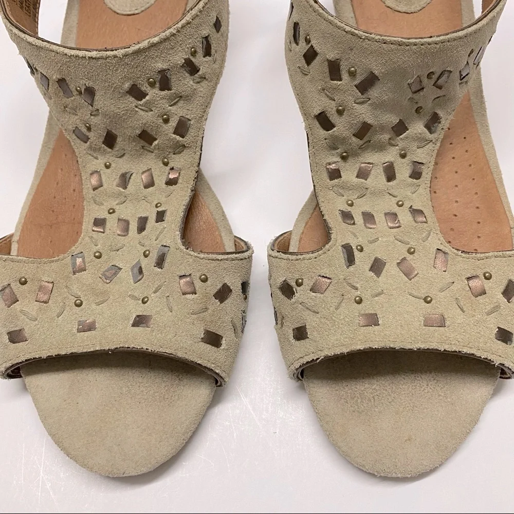 Clarks Artisan Suede Embellished Wedge Sandals Wood Stacked Heel Back Zipper 6.5 - Picture 3 of 6